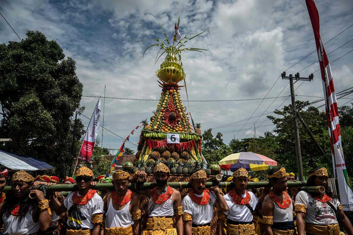 Selain melihat acara, warga juga berharap dapat durian gratis yang memang dibagikan panitia. Ada kurang lebih 2.023 buah durian yang dibagikan gratis untuk warga. Buah itu dibentuk menjadi sembilan gunungan dengan satu gunungan utama berukuran besar.