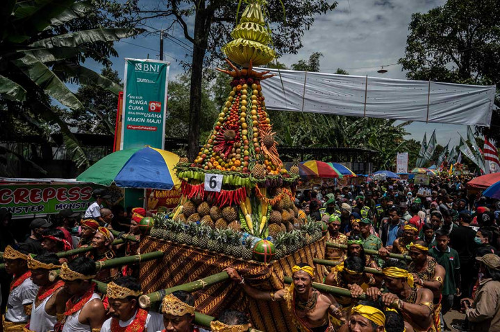 Seluruh gunungan itu kemudian diarak menuju ke Lapangan Wonosalam, Kabupaten Jombang, Jawa Timur. Ribuan warga juga telah memadati lokasi lapangan tersebut.