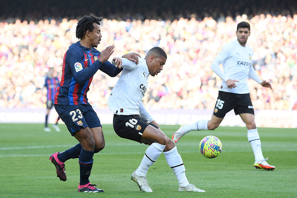 Sepuluh pemain Barcelona berhasil meraih kemenangan tipis 1-0 saat menjamu Valencia dalam matchday pekan ke-24 Liga Spanyol di Spotify Camp Nou pada Minggu, 5 Maret 2023 malam WIB.
  