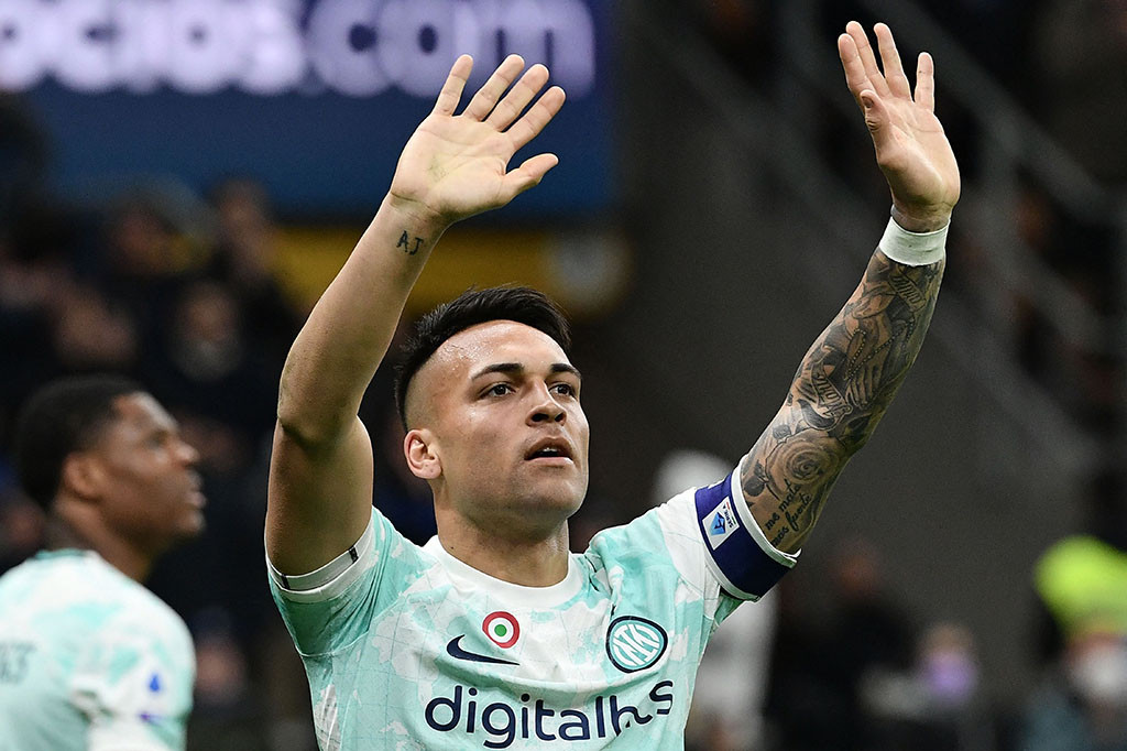 Lautaro Martinez mencatatkan namanya di papan skor setelah menendang bola hasil umpan silang Denzel Dumfries. Lecce tertinggal 0-2.