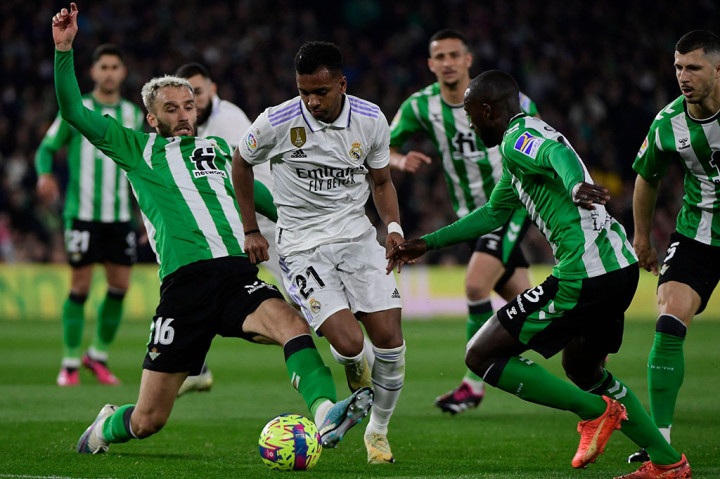 Madrid kembali mendapatkan peluang delapan menit kemudian. Umpan silang Valverde disambut Rodrygo dengan tendangan sempurna, tetapi arah bola masih melambung di atas gawang.