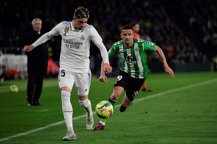 Real Madrid nyaris mencetak gol pada menit ke-32. Bola sepakan voli dari luar kotak penalti Federico Valverde masih melayang di atas mistar gawang.