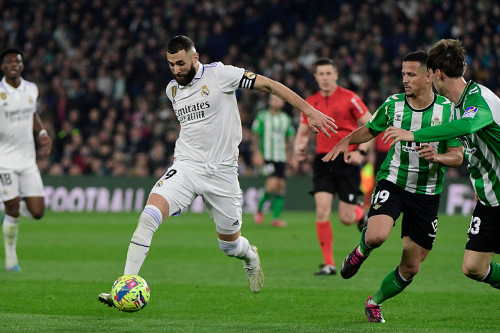 Pada menit ke-49, Benzema mengancam Real Betis lewat tendangannya setelah menerima bola dari Vinicius Jr. Sayangnya peluang Benzema masih bisa digagalkan kiper Betis, Claudio Bravo.