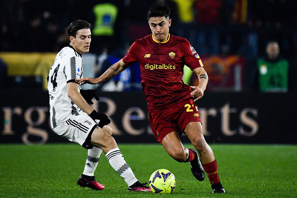 AS Roma menciptakan peluang pada menit ke-27. Paulo Dybala melepas sepakan melengkung di depan kotak penalti, tetapi masih belum bisa menaklukkan penjaga gawang Wojciech Szczesny.