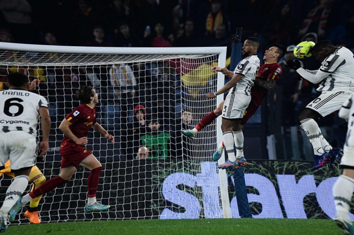 Juventus mencoba untuk menyamakan kedudukan lewat sebuah peluang pada menit ke-59. Tendangan bebas Juan Cuadrado masih membentur tiang kanan gawang Roma.