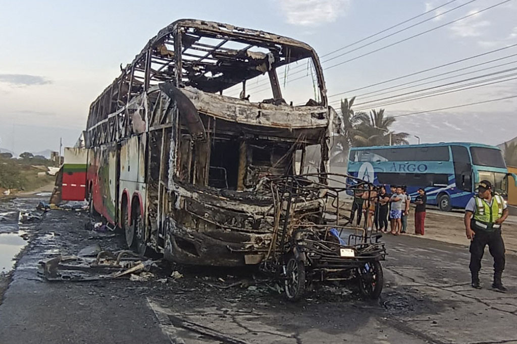 Sekitar 50 orang berada di dalam bus tersebut, yang melakukan perjalanan ke Lima dari wilayah utara Piura.