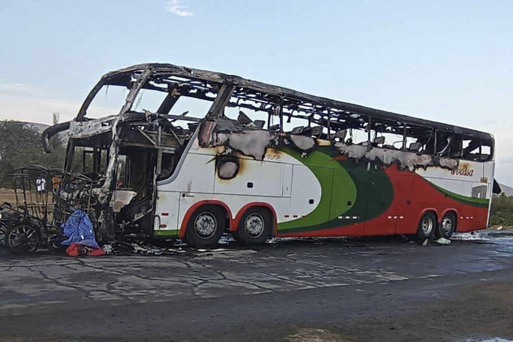 Polisi di Provinsi Casma mengatakan mayat-mayat itu terbakar tanpa bisa dikenali dan petugas koroner akan menggunakan sidik jari untuk mengidentifikasi korban tewas.