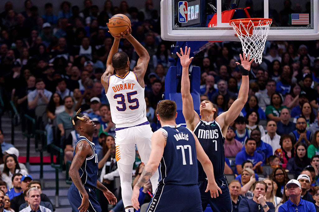 Emosi berkobar di detik-detik terakhir dengan Doncic dan Booker saling berhadapan setelah pemain Slovenia itu menyia-nyiakan peluang yang relatif mudah untuk mengikat permainan dengan enam detik tersisa.