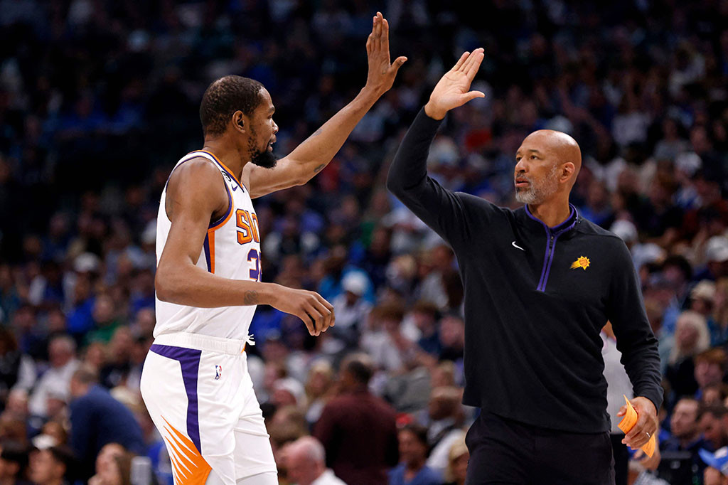 Phoenix meningkat 36-29 untuk tetap di tempat keempat di Barat sementara Dallas jatuh ke 33-32. Mavs berada di urutan ketujuh, tepat di luar tempat postseason otomatis. 