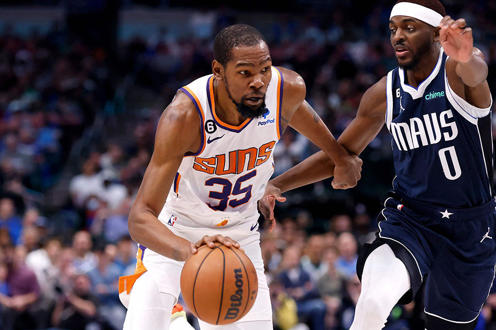 Durant, yang diperdagangkan ke Phoenix dalam langkah blockbuster dari Nets bulan lalu, memberikan penampilan khas untuk membawa Suns meraih kemenangan berani di laga tandang.