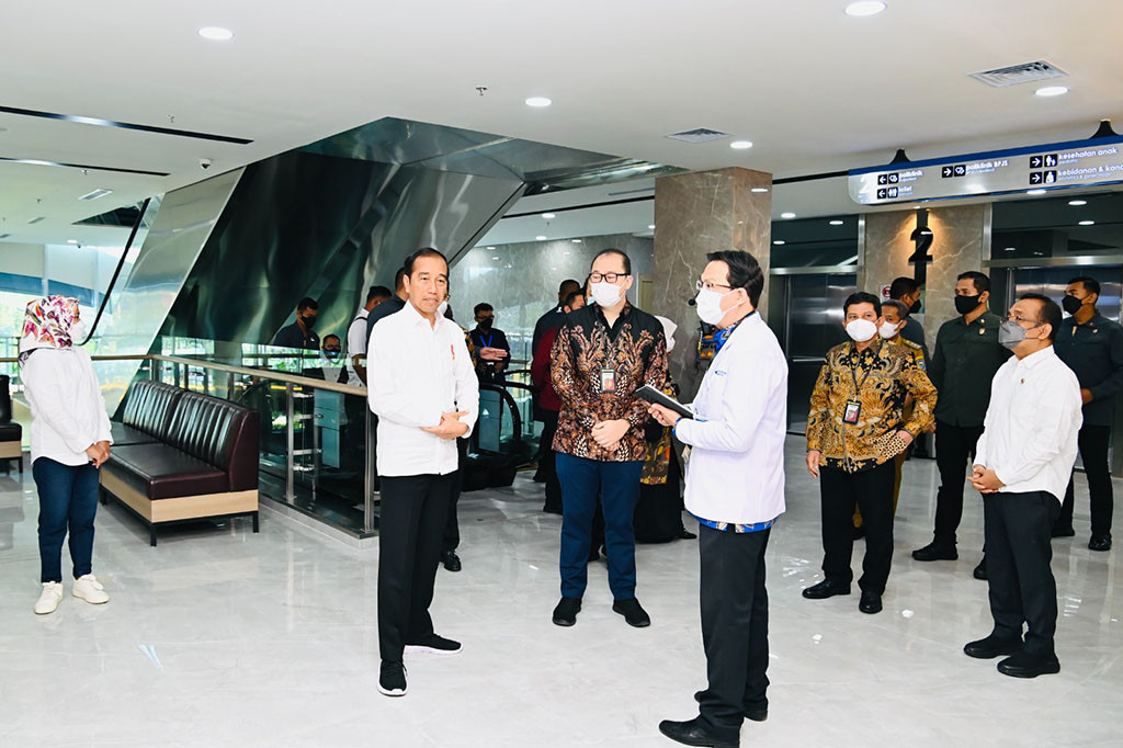 “Saya tadi baru saja masuk ke rumah sakit ini—Mayapada Hospital Bandung. Apa yang saya lihat semuanya, ruangannya, alkesnya, tata ruangnya, green building-nya sangat sangat bagus,” ujar Presiden.