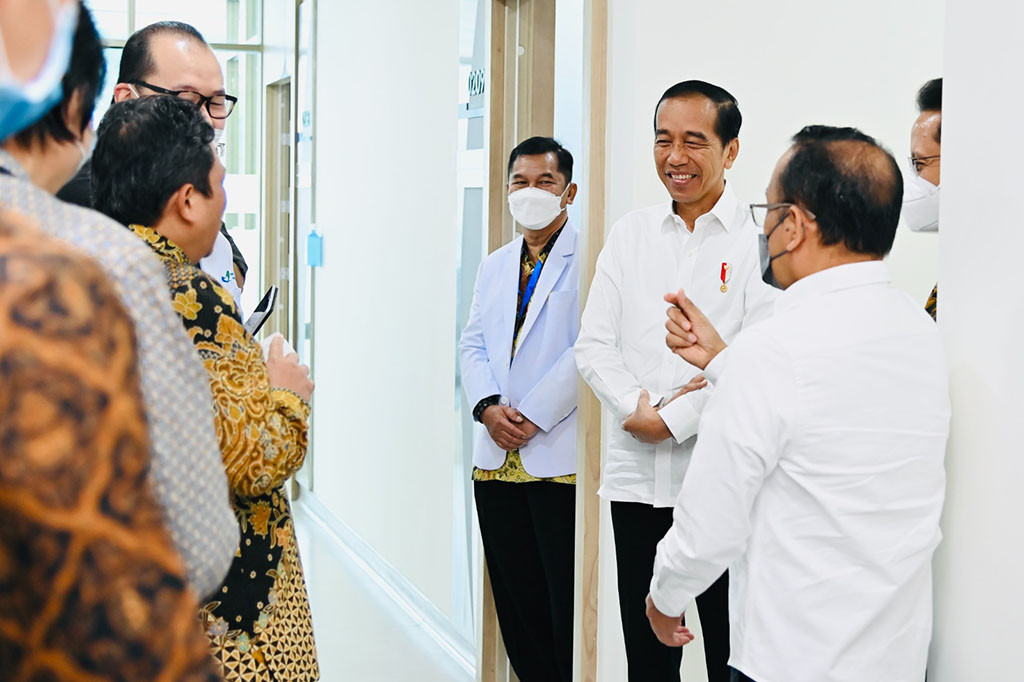 Presiden Joko Widodo didampingi Ibu Negara Iriana Joko Widodo meresmikan Mayapada Hospital Bandung yang berlokasi di Jalan Terusan Buah Batu No. 5, Kota Bandung, Provinsi Jawa Barat, pada Senin, 6 Maret 2023. 
