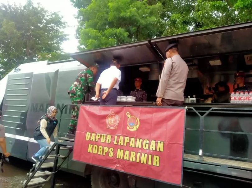 Batalyon Perbekalan dan Peralatan 1 Marinir (Yonbekpal 1 Mar) mengoperasikan kendaraan dapur lapangan untuk membantu masyarakat Plumpang yang terkena musibah kebakaran depo Pertamina beberapa hari lalu di Plumpang, Koja, Jakarta Utara, Senin, 6 Maret 2023.