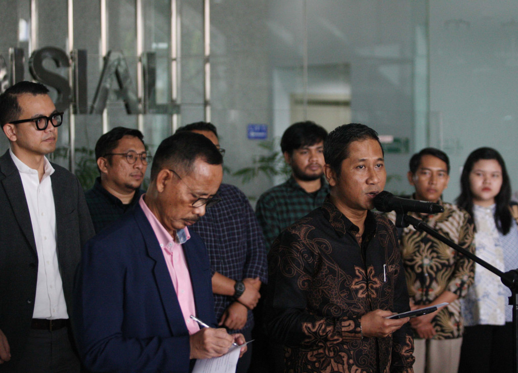 Namun, setelah adanya laporan resmi masuk ke KY dari koalisi Pemilu Bersih atas putusan Pengadilan Negeri Jakarta Pusat, KY akan segera memroses sesuai mekanisme yang ada.