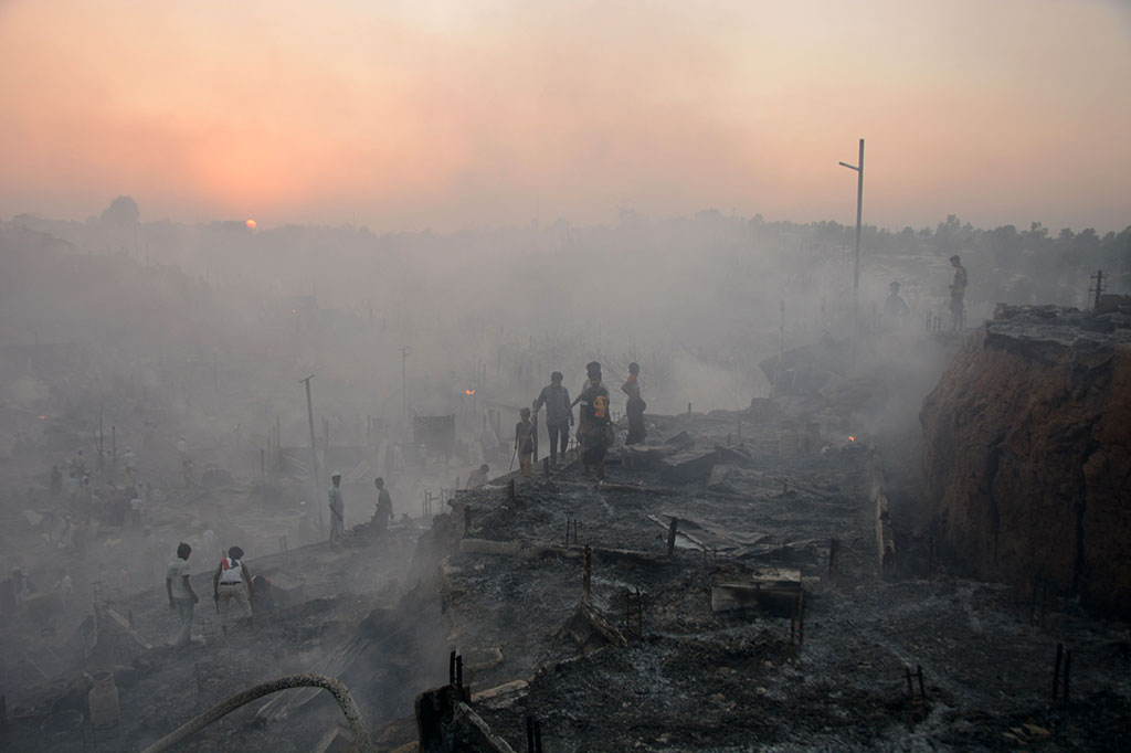 Pengungsi Rohingya mencari barang-barang mereka setelah kebakaran melahap kamp pengungsian Rohingya di Balukhali, Ukhia, Bangladesh, Minggu, 5 Maret 2023.
