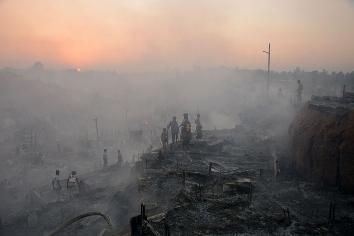 Pengungsi Rohingya mencari barang-barang mereka setelah kebakaran melahap kamp pengungsian Rohingya di Balukhali, Ukhia, Bangladesh, Minggu, 5 Maret 2023.