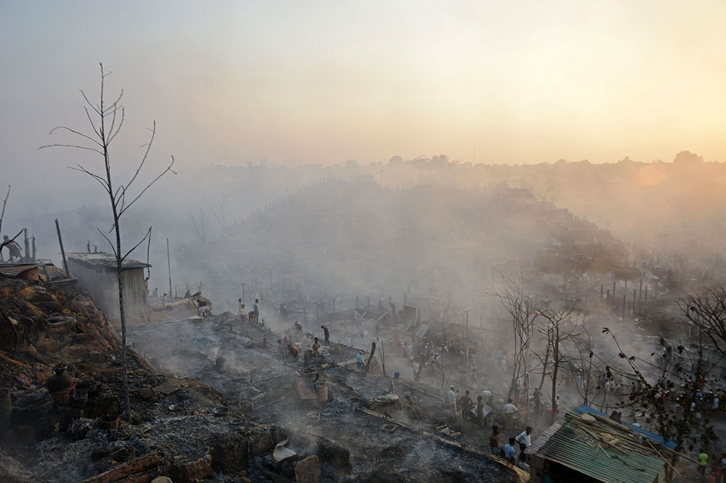 Tidak ada laporan adanya korban meninggal atau terluka akibat kebakaran itu, tetapi kobaran api telah melalap habis 2.000 tempat penampungan Rohingya setelah menyebar dengan cepat akibat ledakan tabung gas di dapur umum, kata pihak terkait.