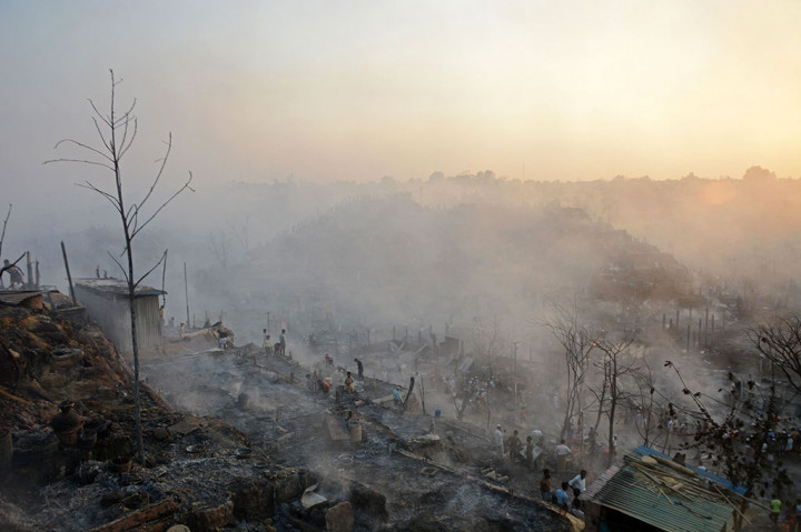 Tidak ada laporan adanya korban meninggal atau terluka akibat kebakaran itu, tetapi kobaran api telah melalap habis 2.000 tempat penampungan Rohingya setelah menyebar dengan cepat akibat ledakan tabung gas di dapur umum, kata pihak terkait.