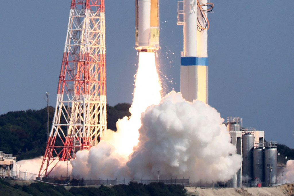 Roket H3 Jepang yang membawa satelit optik canggih Daichi 3, diluncurkan dari landasan peluncuran di Tanegashima Space Center, Kagoshima, barat daya Jepang pada Selasa, 7 Maret 2023.