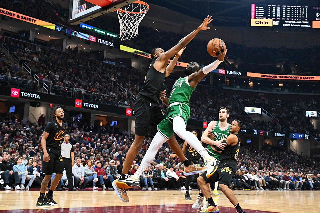 Sementara Celtics yang bermain tanpa Jayson Tatum hanya memiliki amunisi dari Jaylen Brown dengan 32 poin, 13 rebound, dan 9 assist, serta Malcolm Brogdon yang mencetak 24 poin.