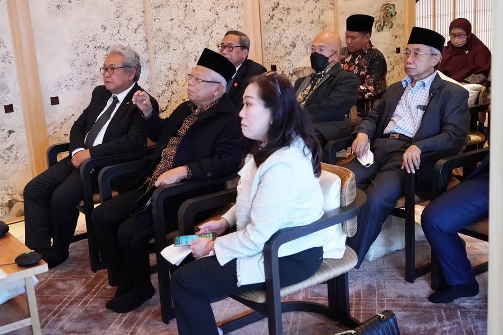 Wapres juga mengungkapkan bahwa pemerintah terus menjalin sinergi dengan semua pemangku kepentingan baik di dalam maupun luar negeri untuk mendorong perluasan market industri halal global.