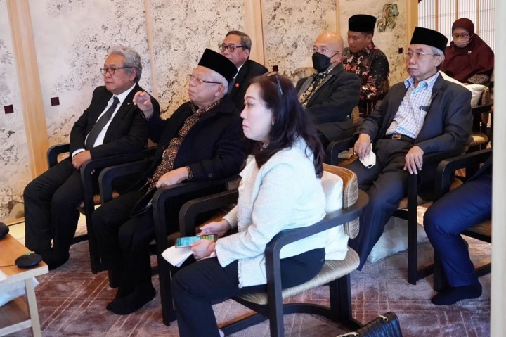 Wapres juga mengungkapkan bahwa pemerintah terus menjalin sinergi dengan semua pemangku kepentingan baik di dalam maupun luar negeri untuk mendorong perluasan market industri halal global.