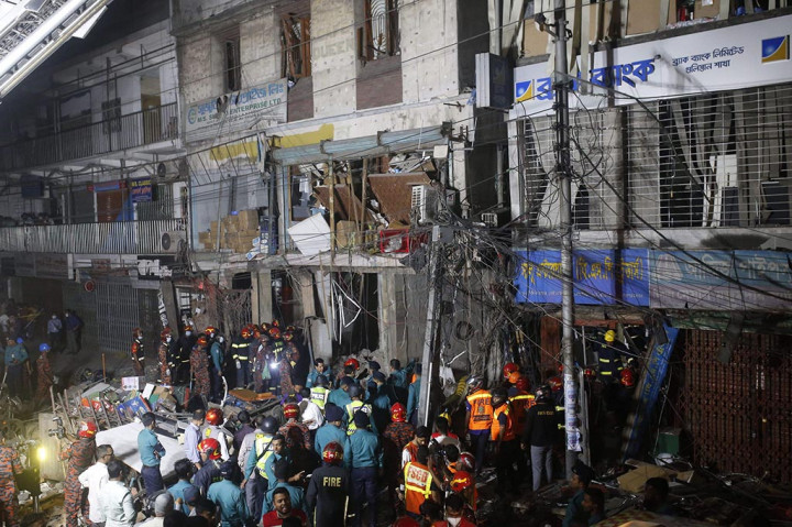 Sedikitnya 15 orang tewas dan lebih dari 100 lainnya luka-luka akibat ledakan di dalam sebuah gedung perkantoran di distrik komersial di Ibu Kota Bangladesh, Selasa, 7 Maret 2023.