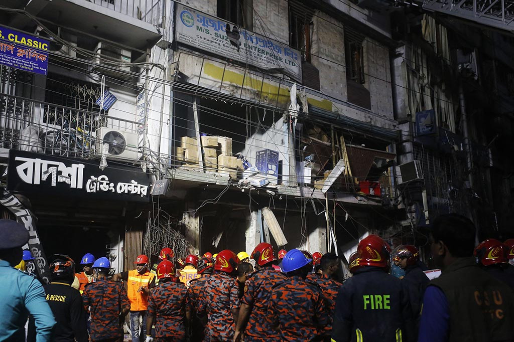 Lebih dari 100 orang dirawat karena luka di kepala, patah tulang dan cedera lainnya di Rumah Sakit Dhaka Medical College, kata direktur rumah sakit Nazmul Islam kepada AFP.