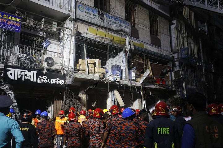 Lebih dari 100 orang dirawat karena luka di kepala, patah tulang dan cedera lainnya di Rumah Sakit Dhaka Medical College, kata direktur rumah sakit Nazmul Islam kepada AFP.