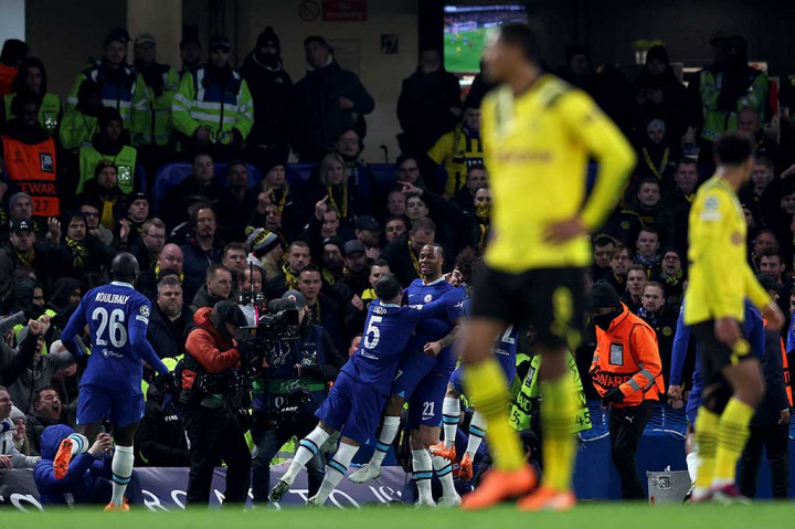 Tim tuan rumah akhirnya membuka keunggulan pada menit ke-43. Ben Chilwell melepaskan umpan silang datar ke kotak penalti, Sterling gagal melepaskan tembakan di sentuhan pertama. Namun, bola masih dikontrol Sterling sebelum melepaskan tembakan keras yang menjebol gawang Alexander Meyer. 1-0 Chelsea memimpin sampai turun minum.