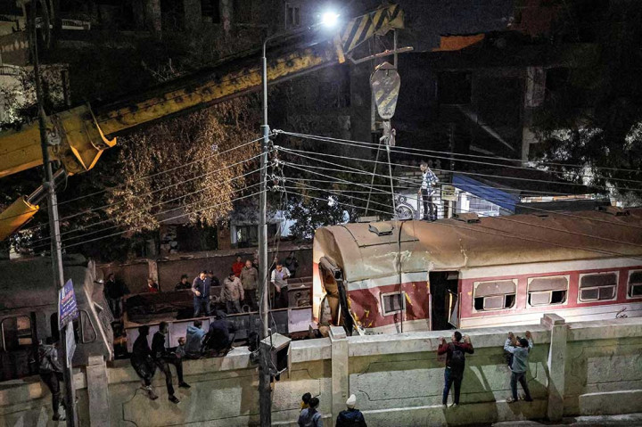 Otoritas perkeretaapian nasional Mesir mengatakan kecelakaan itu terjadi ketika kereta penumpang yang memasuki stasiun Qalyub melewati tanda berhenti. 