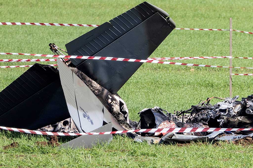 Bangkai pesawat U-208 Angkatan Udara Italia terlihat di darat setelah bertabrakan dengan pesawat lain di Guidonia, sekitar 30 km selatan Roma,  pada Selasa, 7 Maret 2023. Dua pilot dari Angkatan Udara Italia tewas dalam kecelakaan tersebut.