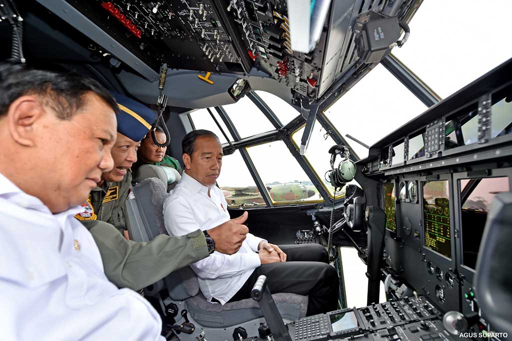 Presiden Presiden joko Widodo didampingi Menteri Pertahanan Prabowo Subianto dan KSAU Marsekal Fadjar Prasetyo meninjau pesawat baru TNI Angkatan Udara C-130J-30 Super Hercules di Pangkalan TNI AU (Lanud) Halim Perdanakusuma, Jakarta, Rabu, 8 Maret 2023.