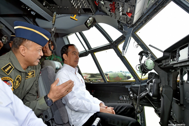 Presiden sempat meninjau kargo hingga kokpit pesawat yang baru tiba dari pabrikan Lockheed Martin di Marietta, Georgia, Amerika Serikat, di Tanah Air, pada Senin, 6 Maret kemarin lusa.