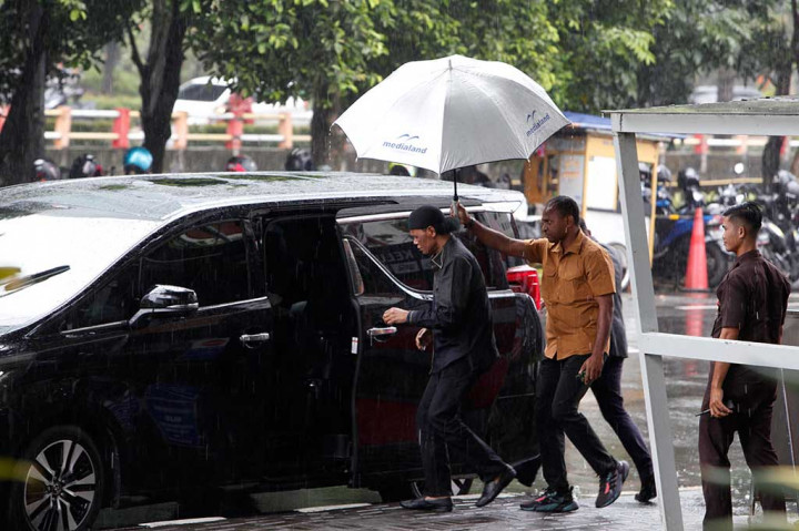 Hercules kemudian bergegas meninggalkan gedung KPK.