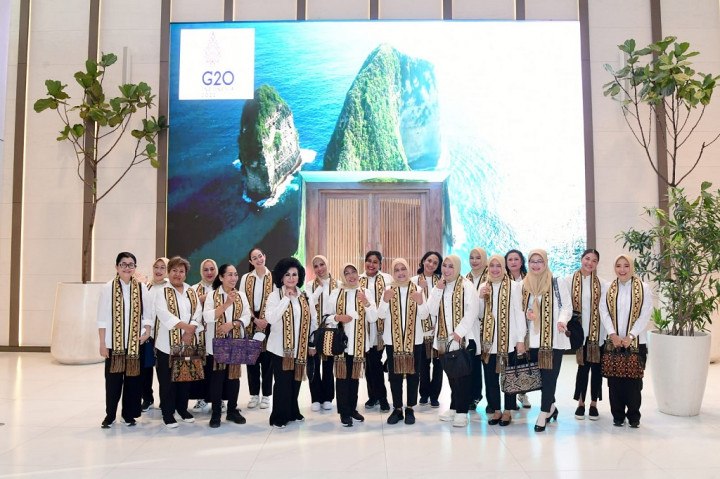 Sebelumnya, dengan menggunakan Pesawat Boeing TNI AU 737-400, Ibu Iriana beserta anggota OASE KIM lepas landas dari Pangkalan TNI AU Halim Perdanakusuma, Jakarta, sekitar pukul 07.15 WIB.