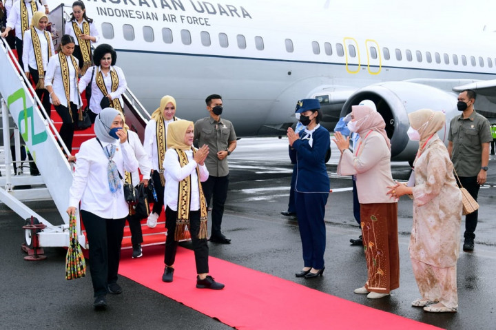 Ibu Negara Iriana Joko Widodo dan para anggota Organisasi Aksi Solidaritas Era Kabinet Indonesia Maju tiba di Provinsi Lampung, Rabu, 8 Maret 2023 untuk kunjungan kerja yang di antaranya meninjau Sosialisasi 'Generasi Muda Emas, Bebas Narkoba, dan Peduli Lingkungan'.