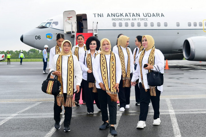 Kedatangan Ibu Iriana dan para anggota Orgnisasi Aksi Solidaritas Era Kabinet Indonesia Maju (OASE KIM) di Bandar Udara Internasional Radin Inten II, Kabupaten Lampung Selatan, disambut Istri Gubernur Lampung Riana Sari Arinal, Istri Kapolda Lampung Ges Akhmad Wiyagus, Istri Pangdam II/Sriwijaya Hesti Hilman Hadi, dan Istri Danrem 043/Gatam Heni Ruslan Effendy.