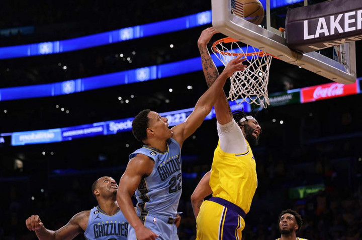 Dalam laga ini, Anthony Davis menjadi bintang Lakers dengan torehan 30 poin dan 22 rebound. Davis sukses memasukkan 11 lemparan bola ke dalam keranjang dari 17 upaya percobaan, atau akurasi tembakan 64,7 persen
sepanjang pertandingan. Akurasi tembakan tersebut merupakan yang tertinggi dalam laga Lakers vs Grizzlies.