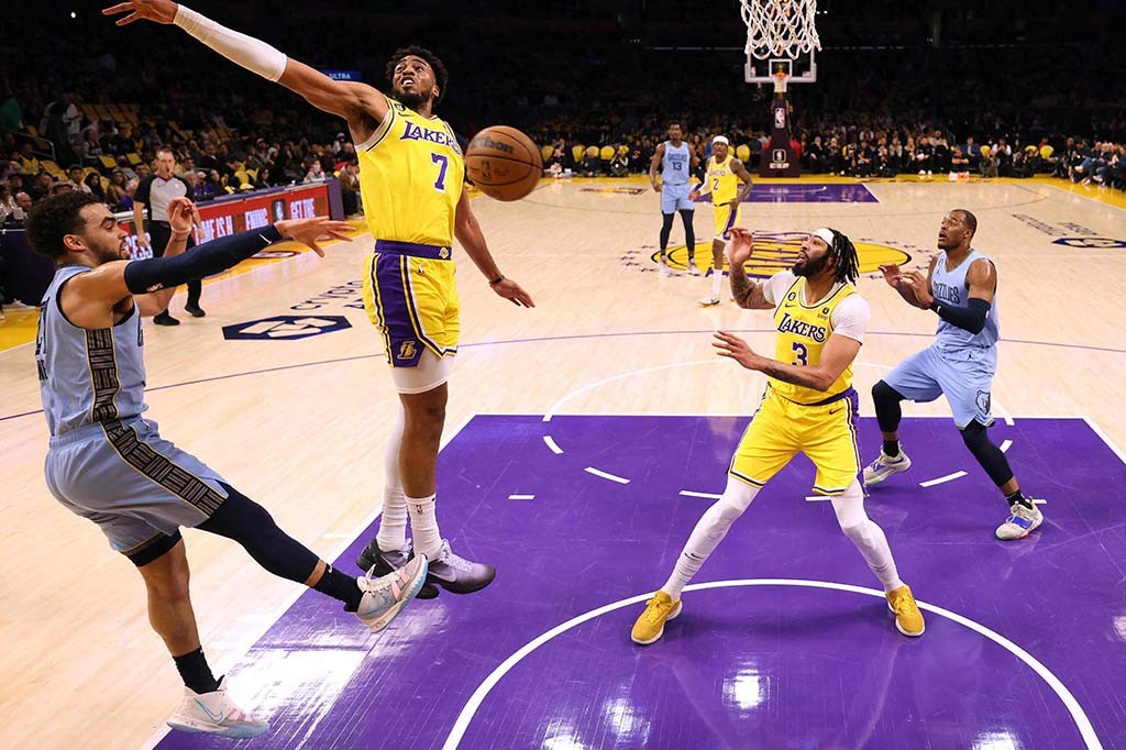 Los Angeles Lakers menggulingkan tim peringkat dua NBA Wilayah Barat Memphis Grizzlies dengan skor 112-103, tanpa kehadiran LeBron James yang sedang cedera, dalam laga lanjutan NBA yang digelar di Crypto.com Arena Los Angeles, Rabu, 8 Maret 2023 WIB.