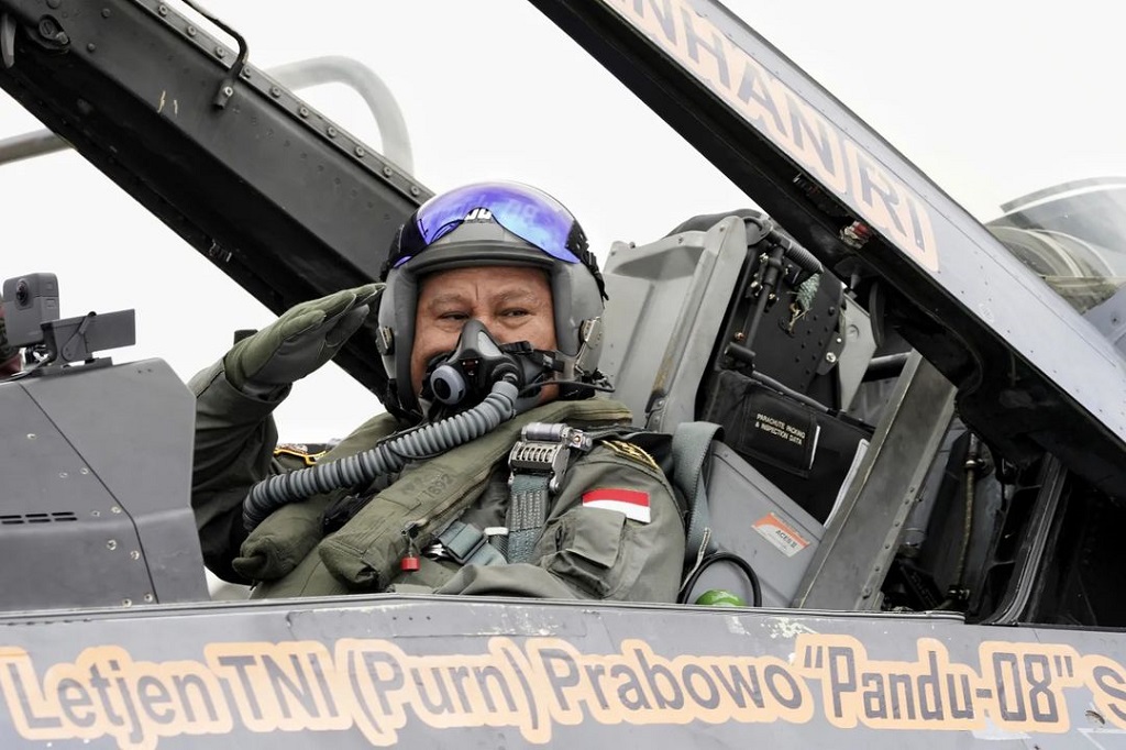Dalam penjelasannya, Menhan Prabowo menegaskan, betapa beruntungnya bangsa Indonesia memiliki TNI Angkatan Darat, Laut dan Udara, yang kuat.