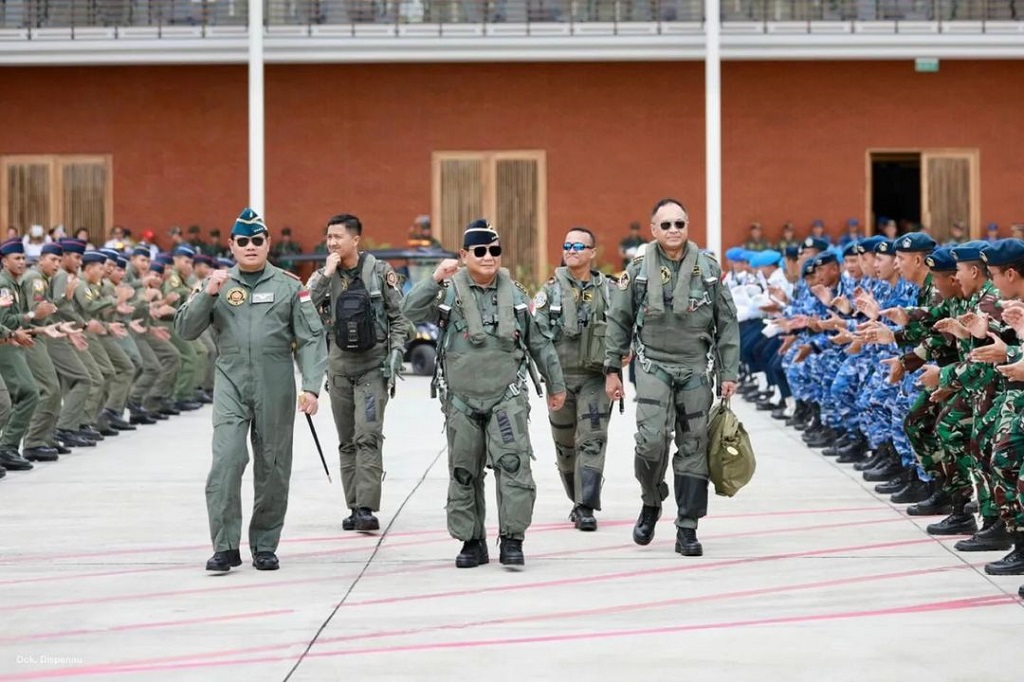 Menteri Pertahanan Prabowo Subianto menerima Penganugerahan Wing Kehormatan Penerbang Kelas I, yang disematkan oleh Panglima TNI Laksamana Yudo Margono dan disaksikan oleh Kepala Staf Angkatan Udara (KSAU) Marsekal Fadjar Prasetyo dalam upacara militer di Lanud Halim Perdanakusuma, Jakarta, Rabu, 8 Maret 2023.