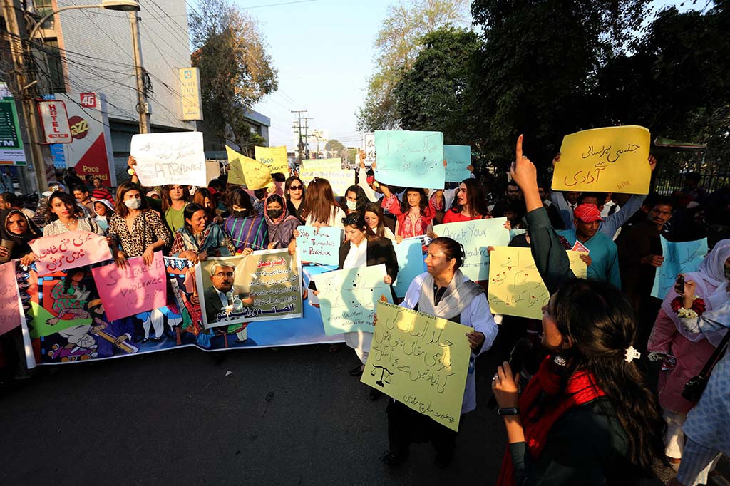 Dikenal sebagai Pawai Aurat (perempuan), aksi unjuk rasa tersebut menuai kontroversi karena spanduk dan plakat yang dilambaikan oleh peserta yang mengangkat topik seperti perceraian, pelecehan seksual, dan menstruasi.