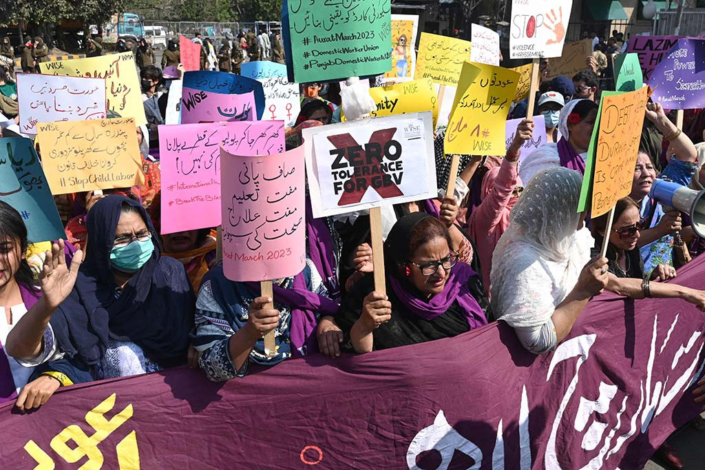 Pawai balasan juga diadakan di sebagian besar kota, di mana perempuan dari kelompok agama sayap kanan menyerukan kesopanan dan nilai-nilai kekeluargaan untuk dijunjung tinggi.
