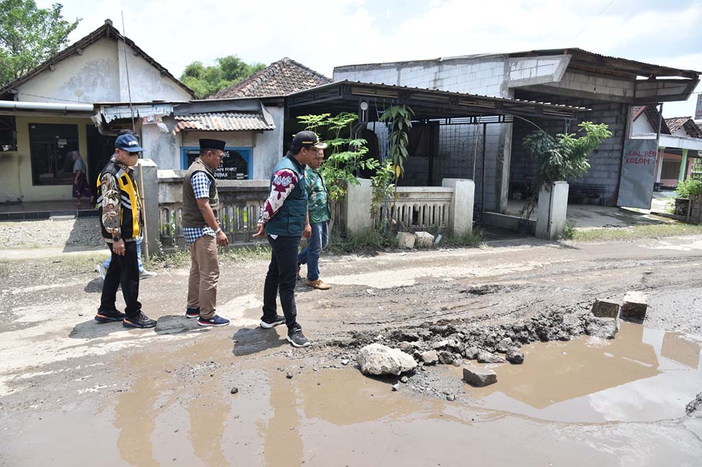 Jalan rusak yang paling banyak mendapat laporan dari masyawarat yakni ruas jalan lingkar timur dan ruas jalan Banjarsari Buduran. Untuk jalan lingkar timur tersebut, tahun ini sudah masuk dalam rencana peningkatan.