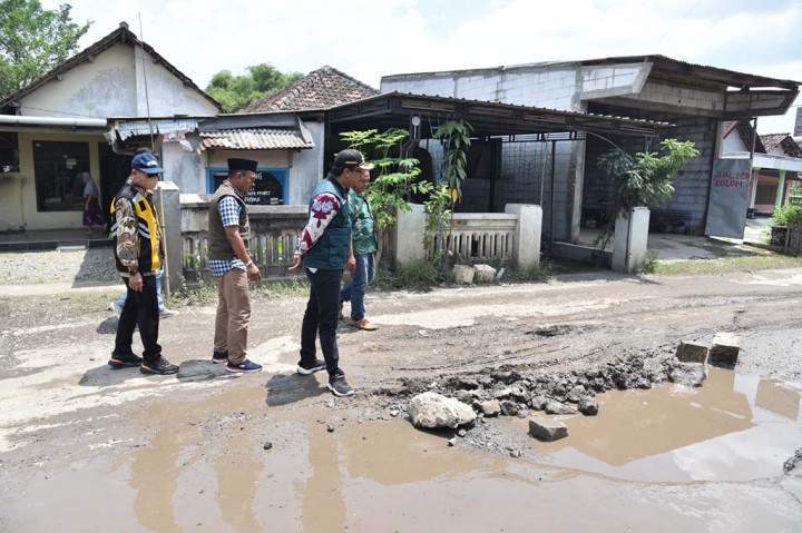 Jalan rusak yang paling banyak mendapat laporan dari masyawarat yakni ruas jalan lingkar timur dan ruas jalan Banjarsari Buduran. Untuk jalan lingkar timur tersebut, tahun ini sudah masuk dalam rencana peningkatan.
