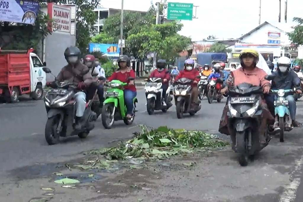 Jalan sepanjang lebih dari 50 kilometer di Kabupaten Sidoarjo, Jawa Timur mengalami kerusakan berat maupun ringan.