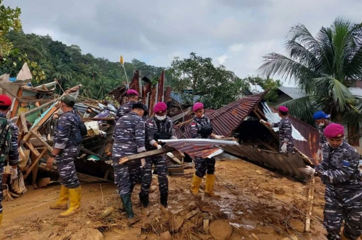 Pencarian akan terus dilaksanakan semaksimal mungkin dan tetap memperhatikan faktor keamanan, Tim akan sangat berhati-hati, karena yang akan dievakuasi kondisinya sudah lebih dari dua hari, kita bersama perangkat Desa, Basarnas dan unsur yang lainnya akan terus membantu pencarian dan evakuasi sampai ketemu dan tetap semangat.