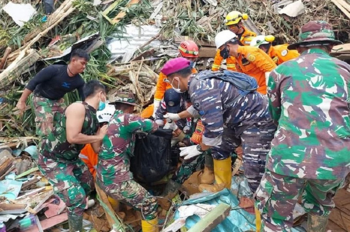 Di tempat terpisah, Komandan Satgas (Dansatgas) Mayor Marinir Heri Supriyadi mengamanatkan kepada Prajurit Satgas Kompi Komposit Natuna IV untuk memanfaatkan waktu semaksimal mungkin dalam pencarian korban sampai dinyatakan berakhirnya pencarian.