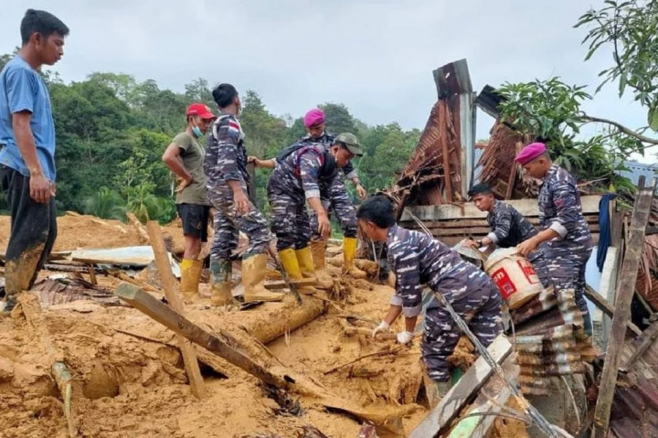 Dan untuk personel yang terlibat agar cepat tanggap dengan permasalahan yang terjadi di masyarakat dan tidak kalah pentingnya dalam penugasan ini harus tetap koordinasi serta bekerjasama dengan satuan kawan dan relawan yang terlibat dalam tugas kemanusiaan ini.